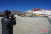 12月7日，参观者在拉萨布达拉宫广场拍照留念。当日，西藏拉萨布达拉宫广场重新开放。 中新社记者 江飞波 摄
