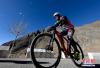 1月1日，西藏拉萨，自行车爱好者参加比赛。 李林 摄