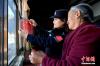1月5日，移民警察为藏族老阿妈贴窗花。 李林 摄