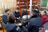 1月5日，移民警察与藏族老阿妈聊家常。李林 摄