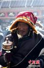 1月12日，西藏拉萨，信众围绕八廓街转经。 李林 摄