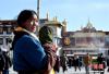 1月12日，西藏拉萨，来自西藏那曲的吉卓玛历经31天的磕长头，顺利抵达拉萨大昭寺。 李林 摄
