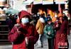 1月12日，西藏拉萨，僧侣围绕八廓街转经。 李林 摄