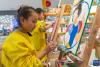 在拉萨城关区万达广场，小朋友在一家美术工作室学习画画（1月11日摄）。新华社记者 周荻潇 摄