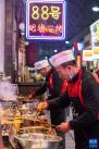 在拉萨天海夜市的烧烤店，烧烤师傅在烤串（1月10日摄）。新华社记者 周荻潇 摄
