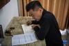在拉林铁路扎囊工电综合工区的宿舍里，罗布在进行业务学习（1月12日摄）。新华社记者 孙非 摄