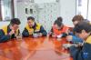 在拉林铁路扎囊工电综合工区，罗布（左二）和同事一起吃晚饭（1月12日摄）。新华社记者 孙非 摄