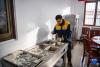 在拉林铁路扎囊工电综合工区，罗布在打饭（1月12日摄）。新华社记者 孙非 摄