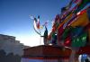 1月24日，日喀则市桑珠孜区的藏族群众在悬挂五彩经幡。新华社记者 晋美多吉 摄