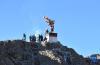 1月23日，西藏拉孜县曲玛乡的藏族群众在山上竖起五彩经幡。新华社记者 晋美多吉 摄