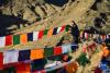 1月24日，日喀则市桑珠孜区的藏族群众在山上悬挂五彩经幡。新华社记者 晋美多吉 摄