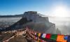 1月24日，日喀则市桑珠孜区的藏族群众在山上悬挂五彩经幡。新华社记者 孙非 摄