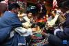 次旦老人的家人在玩西藏传统游戏掷骰子（1月22日摄）。新华社记者 晋美多吉 摄