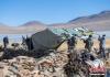 西藏山南市浪卡子县推瓦村的牧民抵达湖心岛，搭建帐篷。