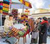 群众在拉萨市堆龙德庆区首届年货集市上挑选“邦典”。记者 卢文静 拉巴桑姆 摄