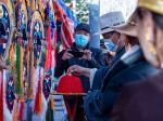 西藏拉萨：布达拉宫脚下的年货节