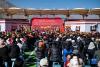 2月19日，人们在西藏拉萨市堆龙德庆区滨河体育公园观看文艺演出。新华社记者 孙非 摄
