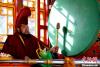 2月19日，跳神活动中敲鼓的楚布寺僧人。　李林　摄