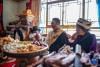 2月20日，在位于西藏拉萨市墨竹工卡县门巴乡的家中，扎西次仁（左一）一家在聊天、享用美食。