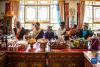 2月20日，在位于西藏拉萨市墨竹工卡县门巴乡的家中，扎西次仁（左一）一家在聊天、享用美食。