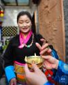 2月21日，在西藏拉萨，藏族姑娘在喝青稞酒。新华社记者 晋美多吉 摄