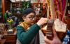 2月21日，在西藏拉萨，身着藏装的小朋友在吃寓意五谷丰登的“切玛”。新华社记者 晋美多吉 摄