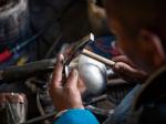 西藏日喀则：金银锻铜技艺在小锤敲打声中传承