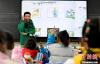 3月14日，西藏拉萨市第一小学藏语文老师拉巴次仁在课堂提问。　李林　摄