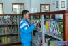 4月23日，一名学生在西藏自治区图书馆查阅图书。新华网 旦增努布 摄