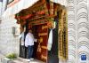拉巴次仁在农牧民手工木雕专业合作社门前（4月25日摄）。新华社记者 晋美多吉 摄