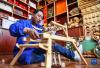 拉巴次仁在拼装纺织机木雕工艺品（4月25日摄）。新华社记者 晋美多吉 摄