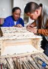 拉巴次仁（左）指导徒弟制作木雕（4月25日摄）。新华社记者 晋美多吉 摄