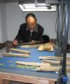 久米次成在西藏自治区博物馆整理影印贝叶经（2008年6月26日摄）。  　　新华社发