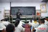 5月7日，西藏山南市，加查县中学藏文书法兴趣班的教师扎西达瓦给学生们上课。中新社记者 贡嘎来松 摄