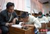 5月7日，西藏山南市，加查县中学藏文书法兴趣班的教师扎西达瓦（左一）对学生进行指导。中新社记者 贡嘎来松 摄