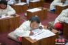 5月7日，西藏山南市，加查县中学学生在上藏文书法兴趣班。中新社记者 贡嘎来松 摄