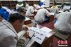 5月7日，西藏山南市，加查县中学学生和教师在上藏文书法兴趣班。中新社记者 贡嘎来松 摄