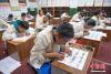 5月7日，西藏山南市，加查县中学学生在上藏文书法兴趣班。中新社记者 贡嘎来松 摄