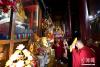 图为6月12日，班禅在西藏昌都强巴林寺礼佛。