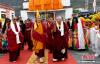 图为6月12日，班禅抵达西藏昌都市强巴林寺，僧众组成仪仗队、焚香、吹响法号，高举宝伞等，以藏传佛教最高礼仪迎接班禅。