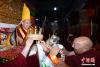 图为6月12日，西藏昌都强巴林寺僧众代表为班禅敬献曼扎。