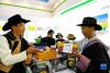 在藏博会上，来自西藏山南市隆子县的参展商展示玉麦特产（6月17日摄）。新华社记者 张汝锋 摄