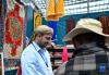 一名印度商人在销售印度特色商品（6月18日摄）。新华社记者 晋美多吉 摄