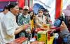 在藏博会上，来自西藏昌都市的参展商（左）向顾客推介产品（6月17日摄）。新华社记者 张汝锋 摄