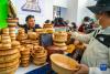 6月17日，工作人员在第五届藏博会现场为顾客介绍木碗产品。新华社记者 孙非 摄