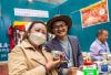 在第五届藏博会现场，一名顾客（左）在购买商品后和来自尼泊尔的参展商合影留念（6月18日摄）。新华社记者 孙非 摄