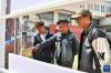9月11日，西藏大学学生在观看图片展。