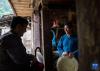 在西藏墨脱县背崩乡巴登村，村民和来访的客人交流（10月11日摄）。新华社记者 孙非 摄