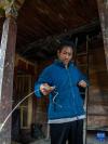 在西藏墨脱县背崩乡巴登村，一名村民将藤竹条切削成适合的宽度（10月11日摄）。新华社记者 孙非 摄