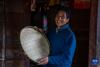 在西藏墨脱县背崩乡巴登村，一名村民在展示自己亲手编织的竹筐（10月11日摄）。新华社记者 孙非 摄